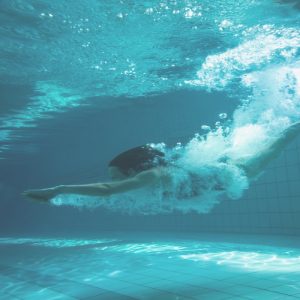 ¿Por qué la menstruación se suspende al ingresar a una piscina?